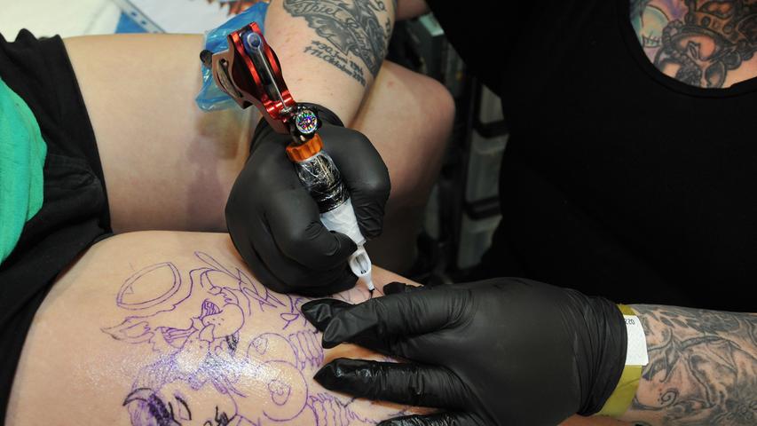 Nur echt mit drei Brüsten auf der Haut: Tattoo Expo in Nürnberg 2015