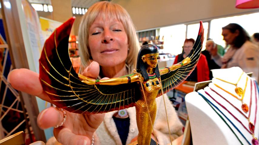 Die Göttin Isis (vorne) war eine der mächtigsten Gottheiten im alten Ägypten.
