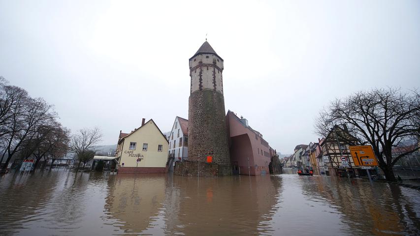 Der Main setzt Wertheims Altstadt unter Wasser