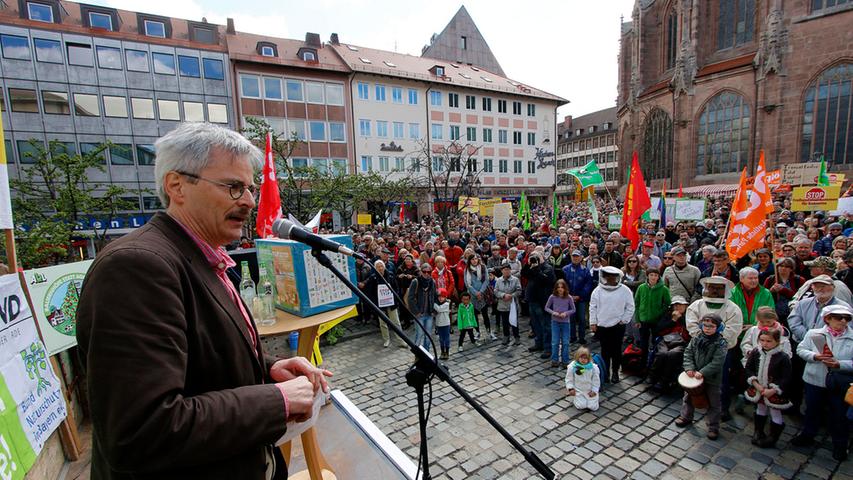 Lokales/Blitz.Foto: Günter Distler.Motiv: Aktionstag gegen TTIP, CETA & Co;  Kundgebung auf dem Lorenzer Platz