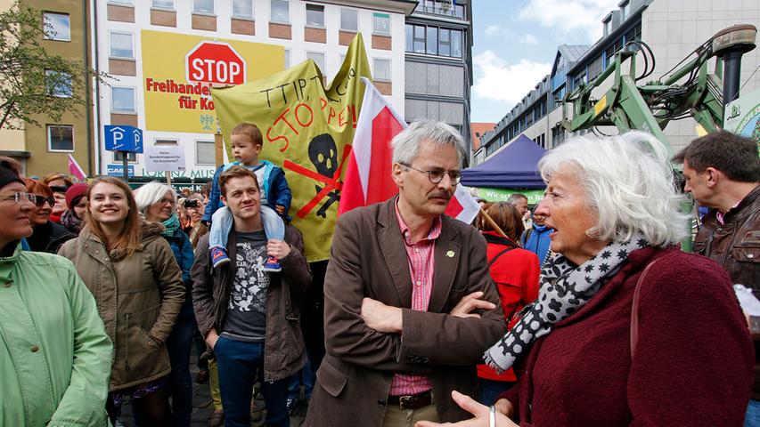 Lokales/Blitz.Foto: Günter Distler.Motiv: Aktionstag gegen TTIP, CETA & Co;  Kundgebung auf dem Lorenzer Platz