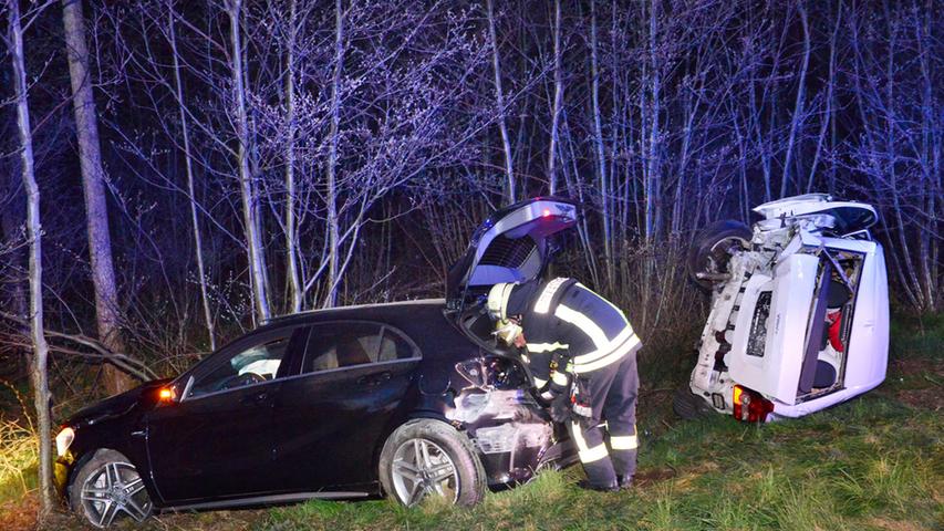 Durch den Aufprall kam der Volvo von der Autobahn ab, beide Insassen wurden verletzt, mussten in eine Klinik gebracht werden.