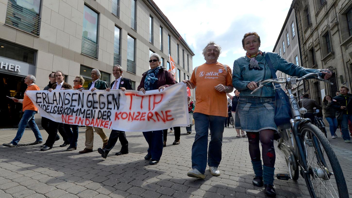 Mit Trommeln und Schildern: 700 TTIP-Gegner in Erlangen