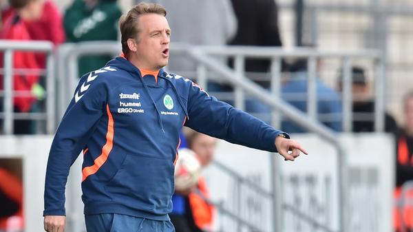 Seine Karriere als Spieler beendete Mike Büskens auf Schalke, seine Trainerkarriere begann er dort in der Jugend und gehörte schließlich zum Trainerstab der Profimannschaft, bevor es ihn 200 nach Fürth zog. Dort gelang ihm, was schon was unmöglich geglaubt wurde: die SpVgg Greuther Fürth in die 1. Bundesliga zu bringen. 2012 schrieb er eben damit Vereinsgeschichte. Nachdem er kurz in Düsseldorf trainiert hatte, kehrte der Fußballlehrer nach Fürth zurück, bevor es ihn dann zurück nach Schalke zog, wo er seit 2020 als Co-Trainer aktiv ist.