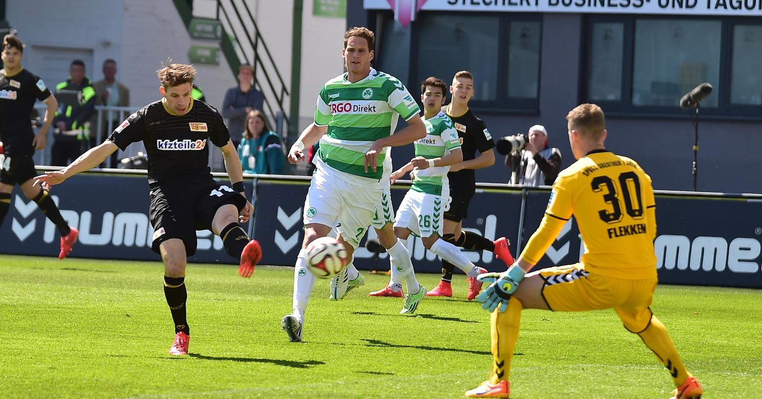 Die Fürther geraten früh in Rückstand: Thiel erzielt in Minute acht das 1:0 aus Sicht der Gäste. Die Fürther geraten früh in Rückstand: Thiel erzielt in Minute acht das 1:0 aus Sicht der Gäste.