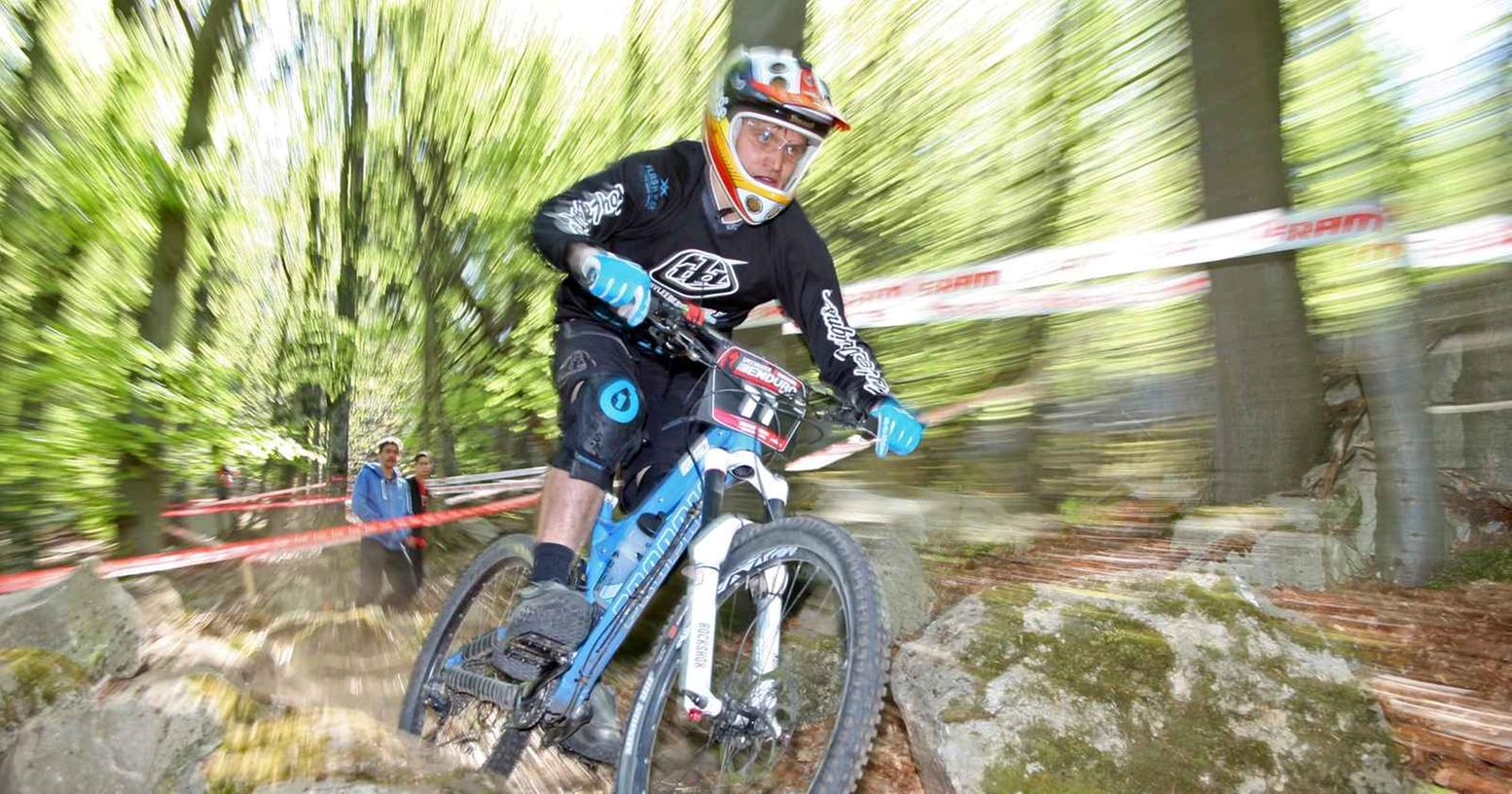 Extrem anspruchsvolle Waldpassagen erwarteten die Fahrer beim Mountainbike-Endurorennen in Treuchtlingen.