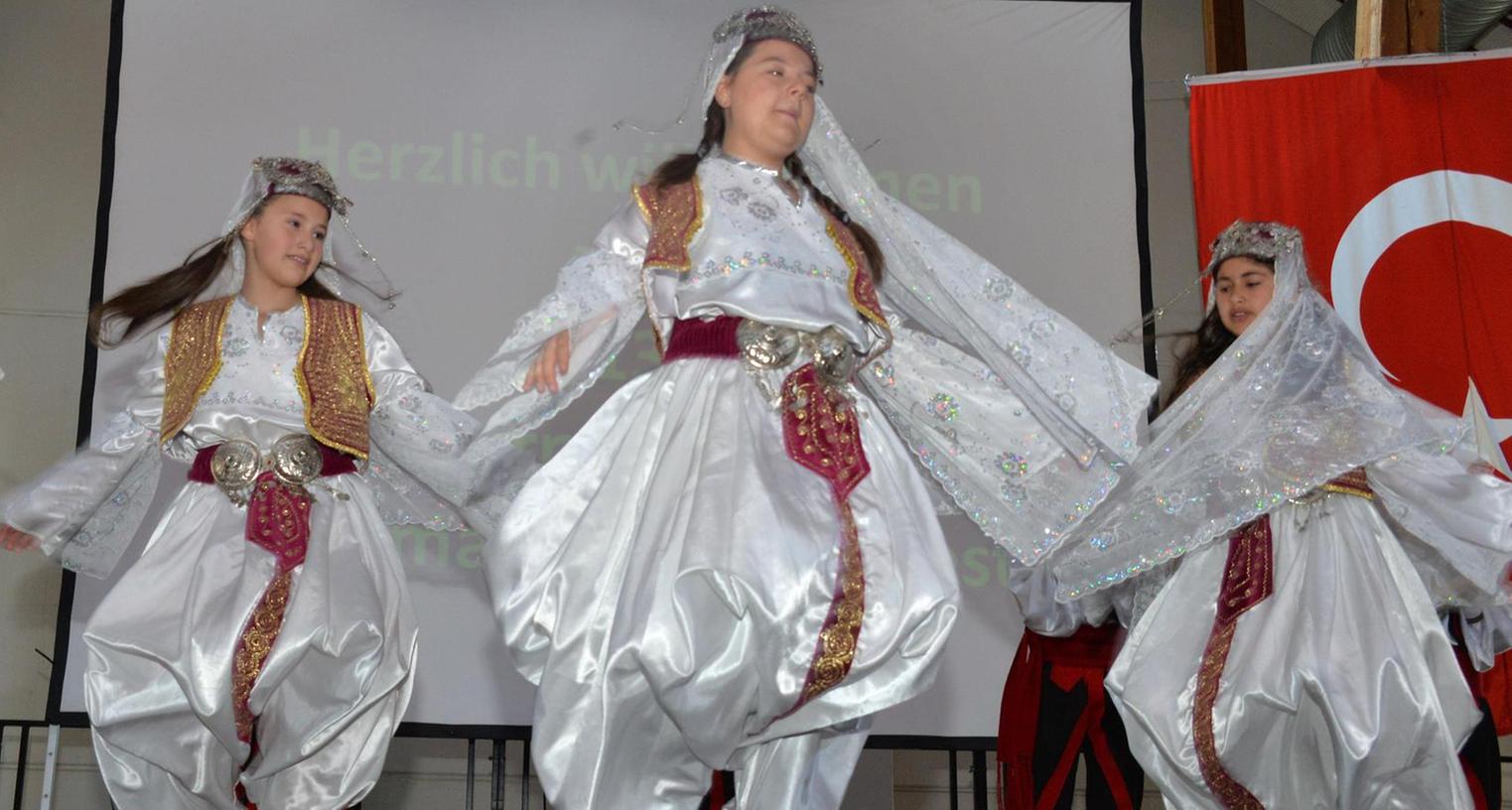 Tanzwütige Piraten und zarte Sheherazade beim internationalen Kinderfest