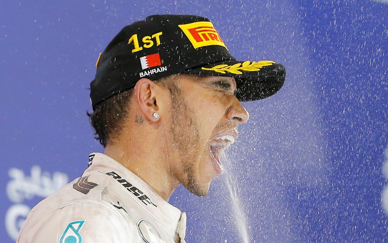 Ungefährdeter Triumph: Lewis Hamilton hat eine perfekte Vorstellung beim spannenden Flutlicht-Rennen in der Wüste gekrönt.