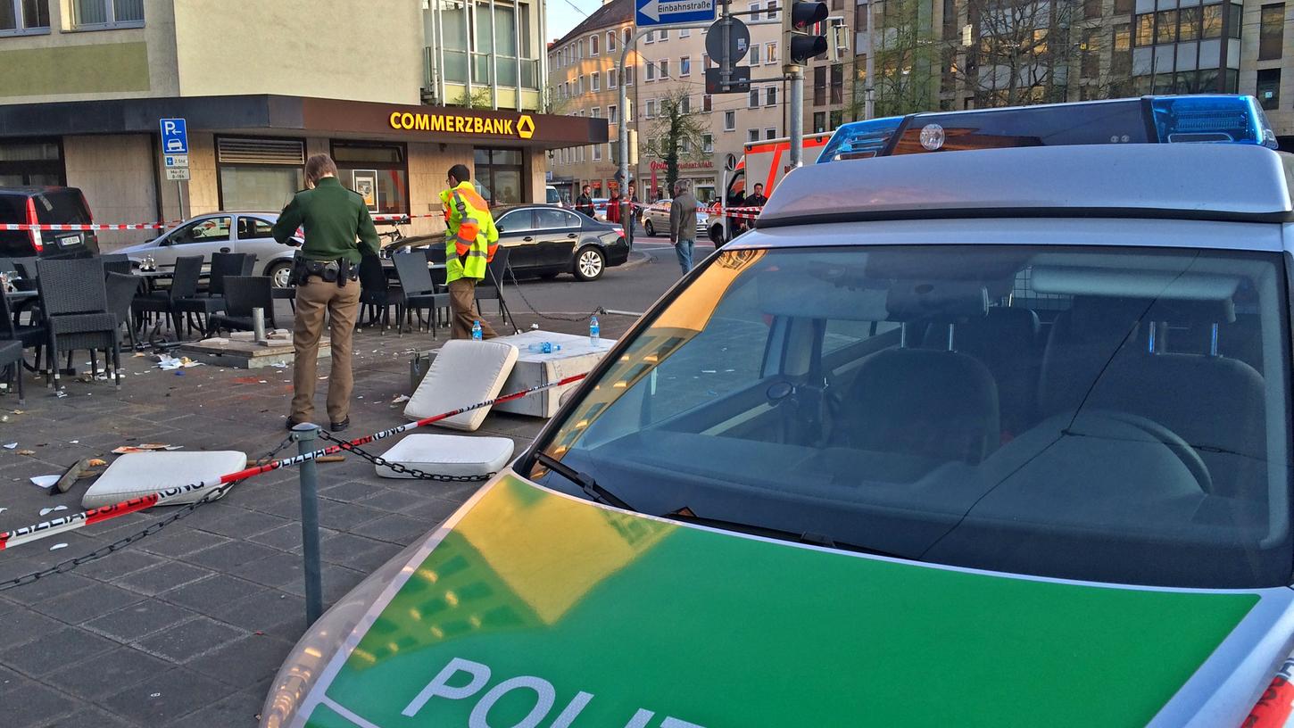 Die Polizei geht davon aus, dass der Pkw-Fahrer absichtlich in die Menschengruppe gerast ist.