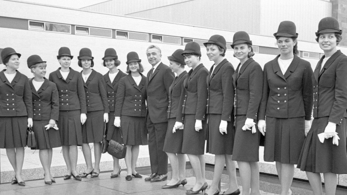 Ein Blickfang in ihren Kostümen: Die IVA-Hostessen Ein Blickfang in ihren Kostümen: Die IVA-Hostessen