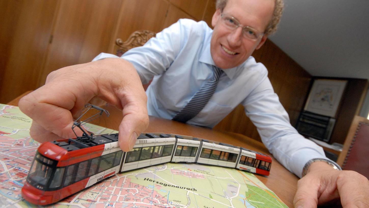 Herzogenaurachs Bürgermeister German Hacker fährt mit einer StUB-Modellbahn Probe.