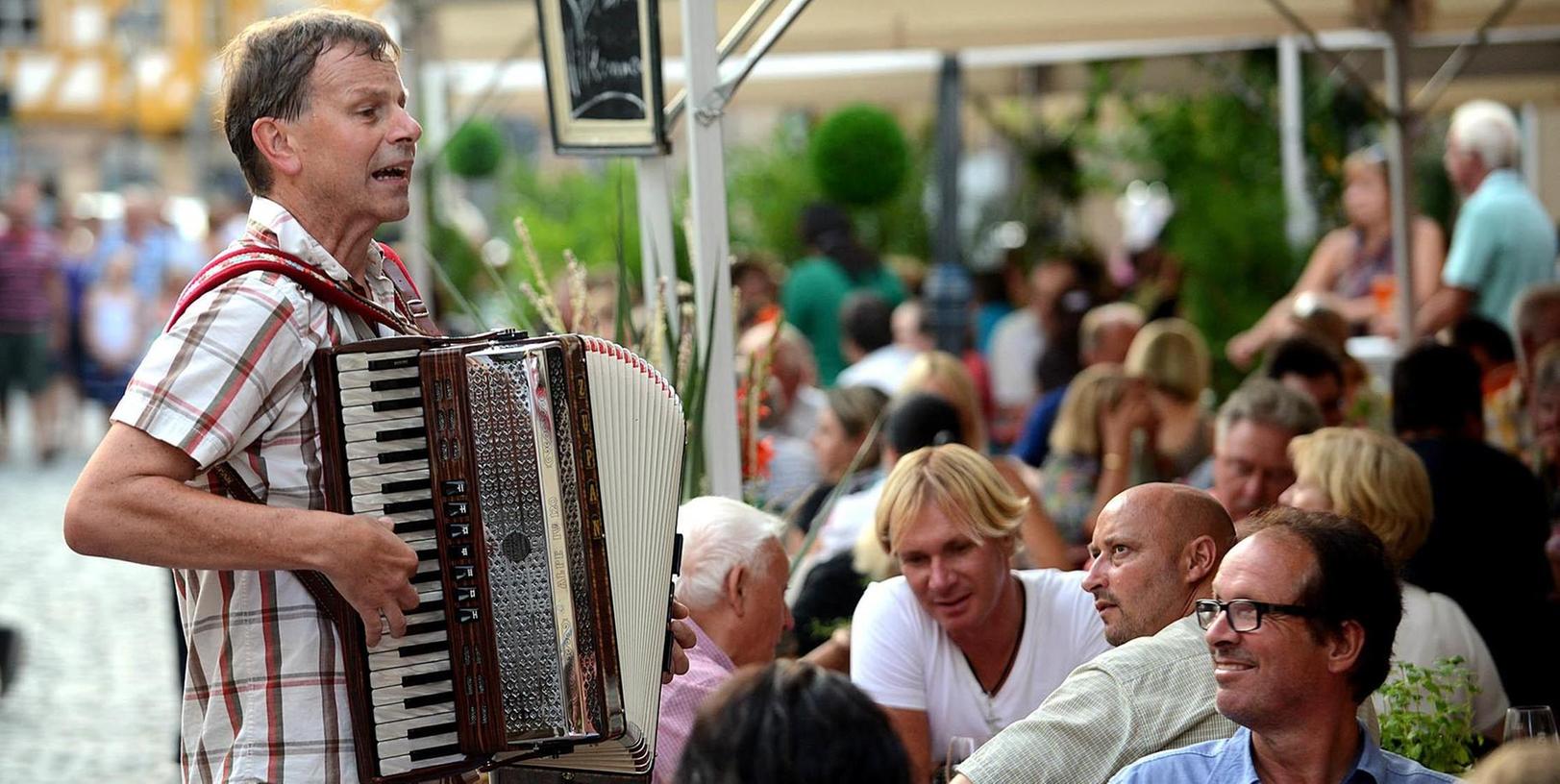 Auch ohne Musik ist das Weinfest in der Gustavstraße abends zu laut. Nach einem Gerichtsbeschluss sagten die Wirte es 2014 ab.