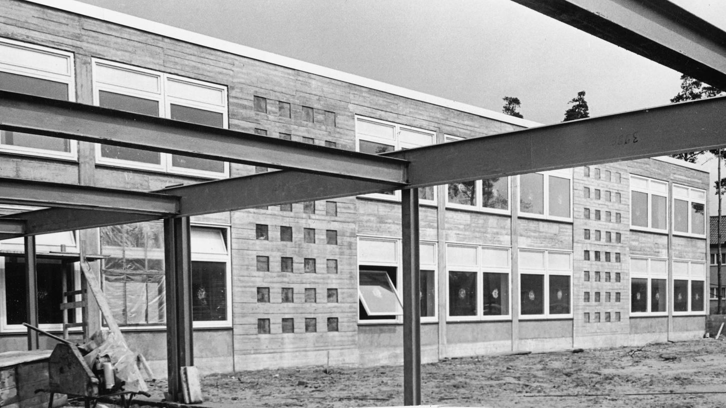 Das ist einer der beiden Pavillons, die nach den Plänen von Architekt Dipl.-Ing. Ferdinand Reubel an der Königshammer Straße gebaut werden. Die Stahlkonstruktion (im Vordergrund) stellt das Gerippe für den Pausenhof dar, der die beiden Schultrakte und die Turnhalle verbindet. Das ist einer der beiden Pavillons, die nach den Plänen von Architekt Dipl.-Ing. Ferdinand Reubel an der Königshammer Straße gebaut werden. Die Stahlkonstruktion (im Vordergrund) stellt das Gerippe für den Pausenhof dar, der die beiden Schultrakte und die Turnhalle verbindet.