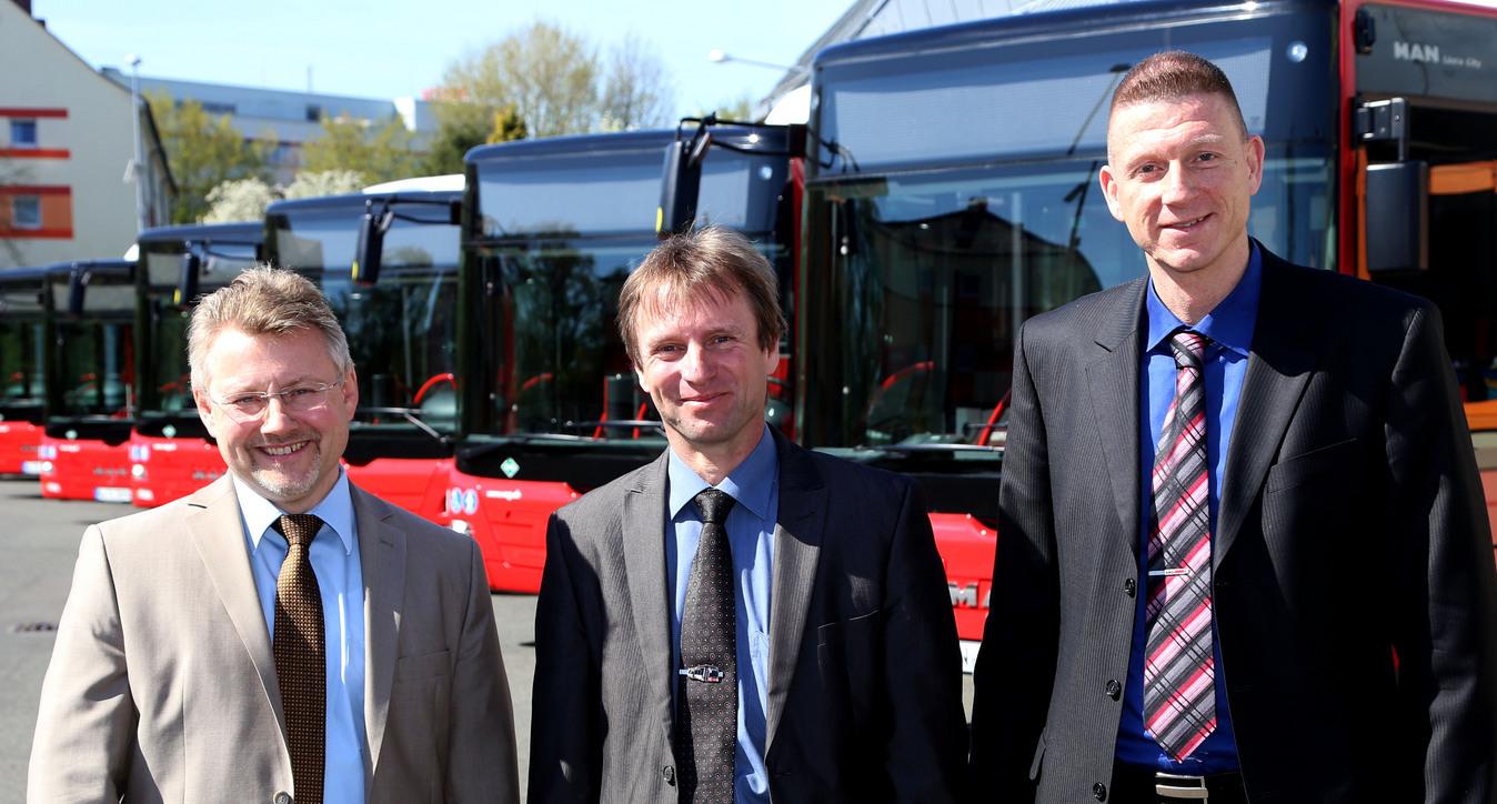 Die VAG baut ihren Vorstand um: Gehen muss Technik-Chef Michael Richarz (links), hier zu sehen mit dem Geschäftsbereichsleiter Buswerkstätten, Michael Sievers, und Vorstandsmitglied Tim Dahlmann-Resing.