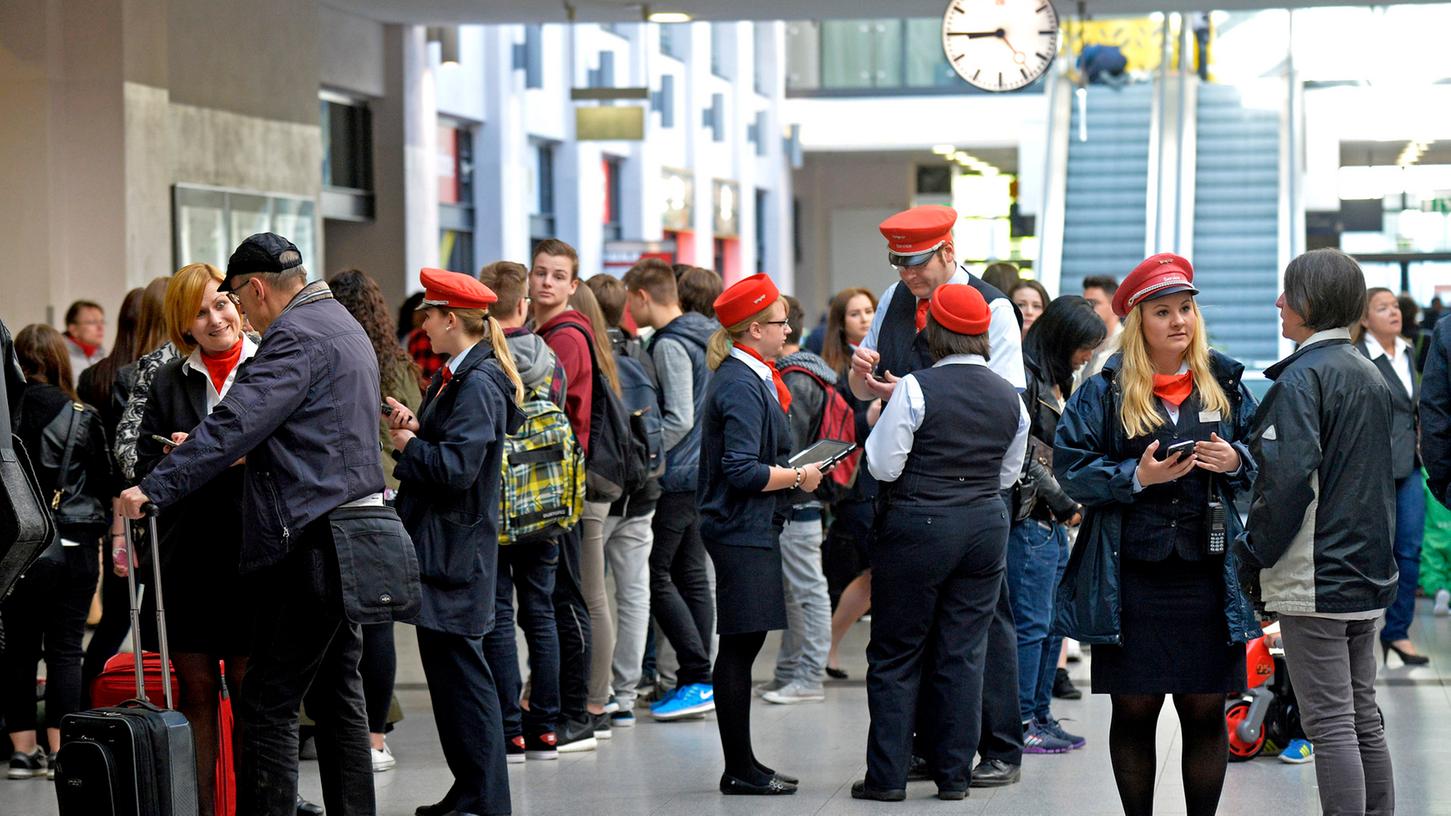 Mitarbeiter der Deutschen Bahn informieren im Nürnberger Hauptbahnhof Bahnkunden. Durch den Streik der GDL fällt ein Großteil der Züge aus.