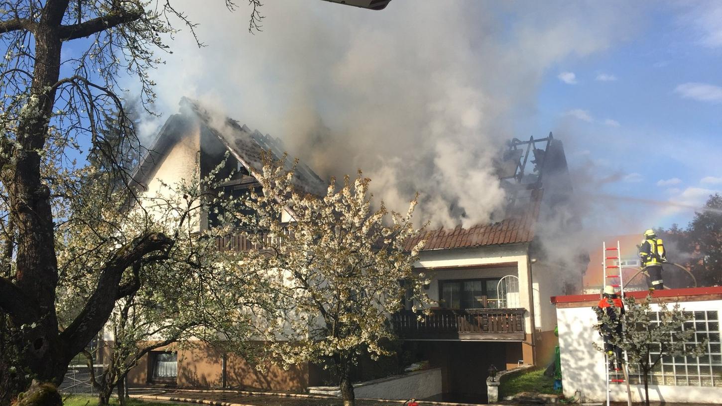 Der Dachstuhl des Hauses in der Reuther Straße stand beim Eintreffen der Feuerwehr in Flammen.