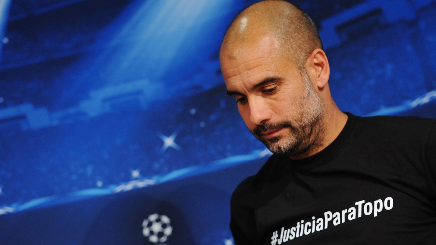 Bei der Pressekonferenz vor dem Rückspiel im Champions-League-Viertelfinale gegen den FC Porto trug Bayern-Trainer Guardiola ein schwarzes Shirt mit dem weißen Aufdruck "#JusticiaParaTopo".