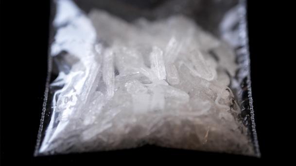 ...Crystal-Meth oder kurz Crystal. Dem Ottonormalbürger und Serienfan könnte diese Droge durch die amerikanische Erfolgsserie Breaking Bad zum Begriff geworden sein. Ein Gutteil des in Bayern gehandelten Crystals wird in Tschechien produziert und von dort über die Grenze ins Land geschmuggelt. Laut des Berichts der Drogenbeauftragten liegt der Grammpreis für Crystal bei rund 80 Euro. Es erfreut sich seit Jahren einer steigenden Beliebtheit in der Szene, woran auch die starke Suchtwirkung und der rasche körperliche Verfall...