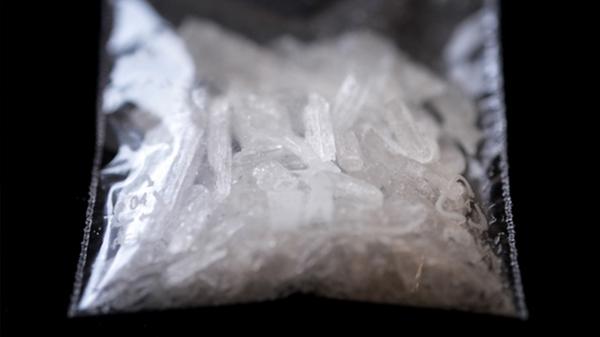 ...Crystal-Meth oder kurz Crystal. Dem Ottonormalbürger und Serienfan könnte diese Droge durch die amerikanische Erfolgsserie Breaking Bad zum Begriff geworden sein. Ein Gutteil des in Bayern gehandelten Crystals wird in Tschechien produziert und von dort über die Grenze ins Land geschmuggelt. Laut des Berichts der Drogenbeauftragten liegt der Grammpreis für Crystal bei rund 80 Euro. Es erfreut sich seit Jahren einer steigenden Beliebtheit in der Szene, woran auch die starke Suchtwirkung und der rasche körperliche Verfall...