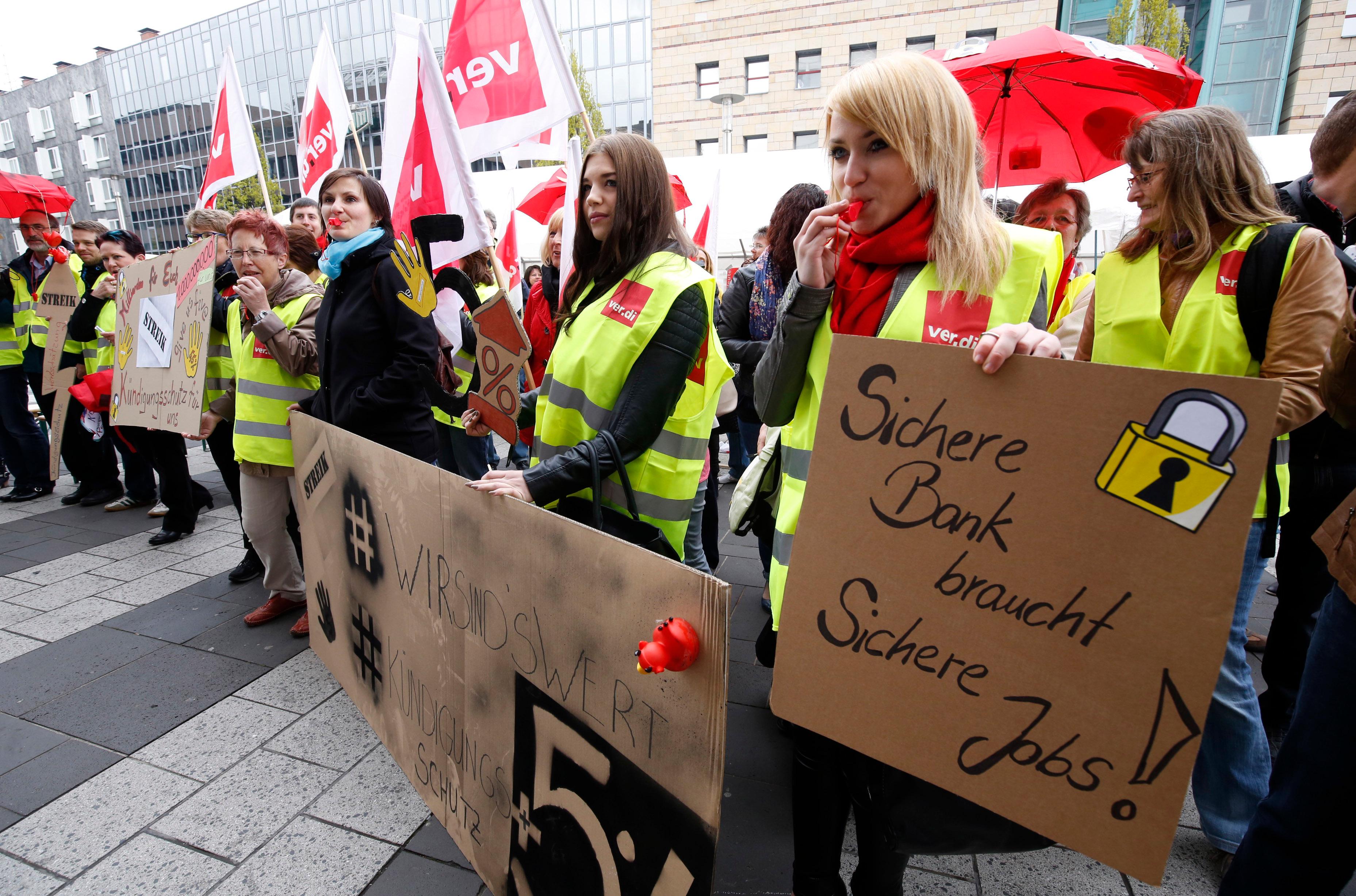 Für mehr Lohn PostbankMitarbeiter streiken in Nürnberg Nordbayern