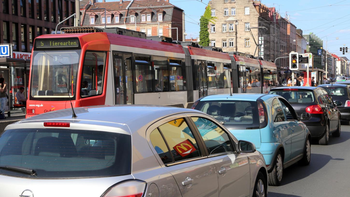 In der Nürnberger Südstadt werden sehr viele Anwohner durch Verkehrslärm belästigt. Dazu tragen die Autos, aber auch die Straßenbahnen bei. Daher startet die Stadt einen Testlauf mit Tempo 30 und lärmminderndem Asphalt