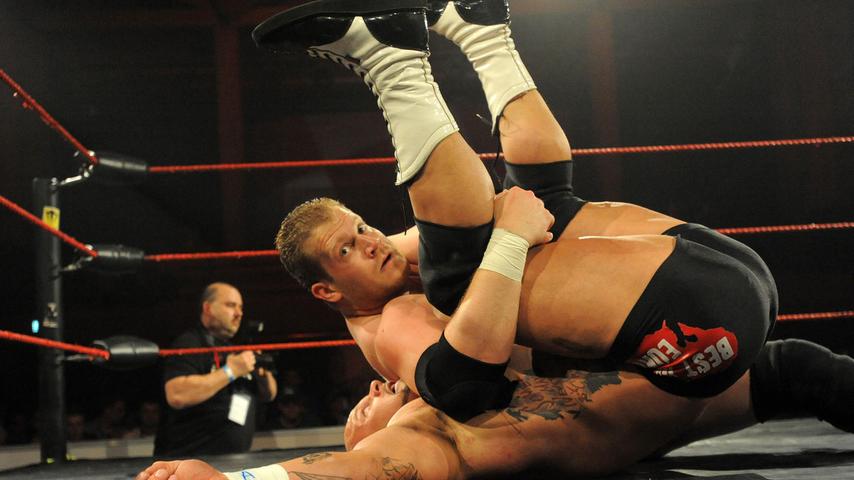 Fliegende Männer im Ring: Wrestling-Kämpfe in Roth