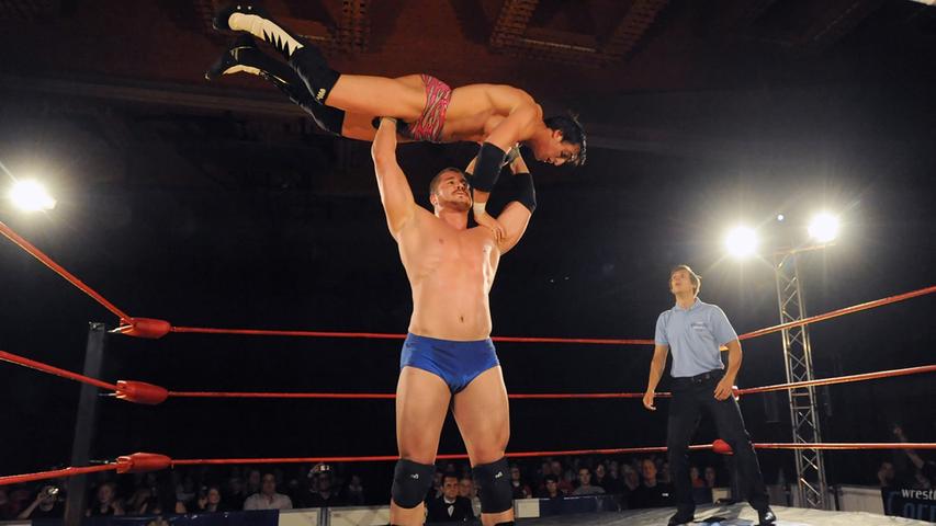 Fliegende Männer im Ring: Wrestling-Kämpfe in Roth