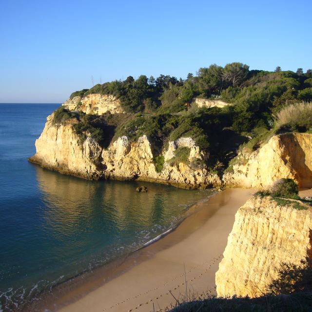 Eine der typischen Buchten an der Algarve.