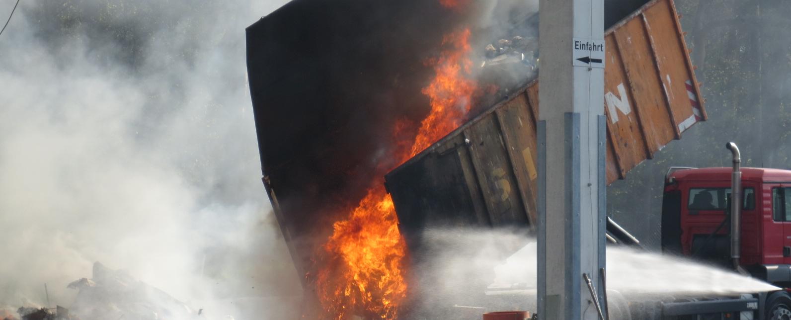 50.000 Euro Schaden: Deponie in Dettendorf brannte