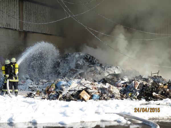 50.000 Euro Schaden: Deponie in Dettendorf brannte