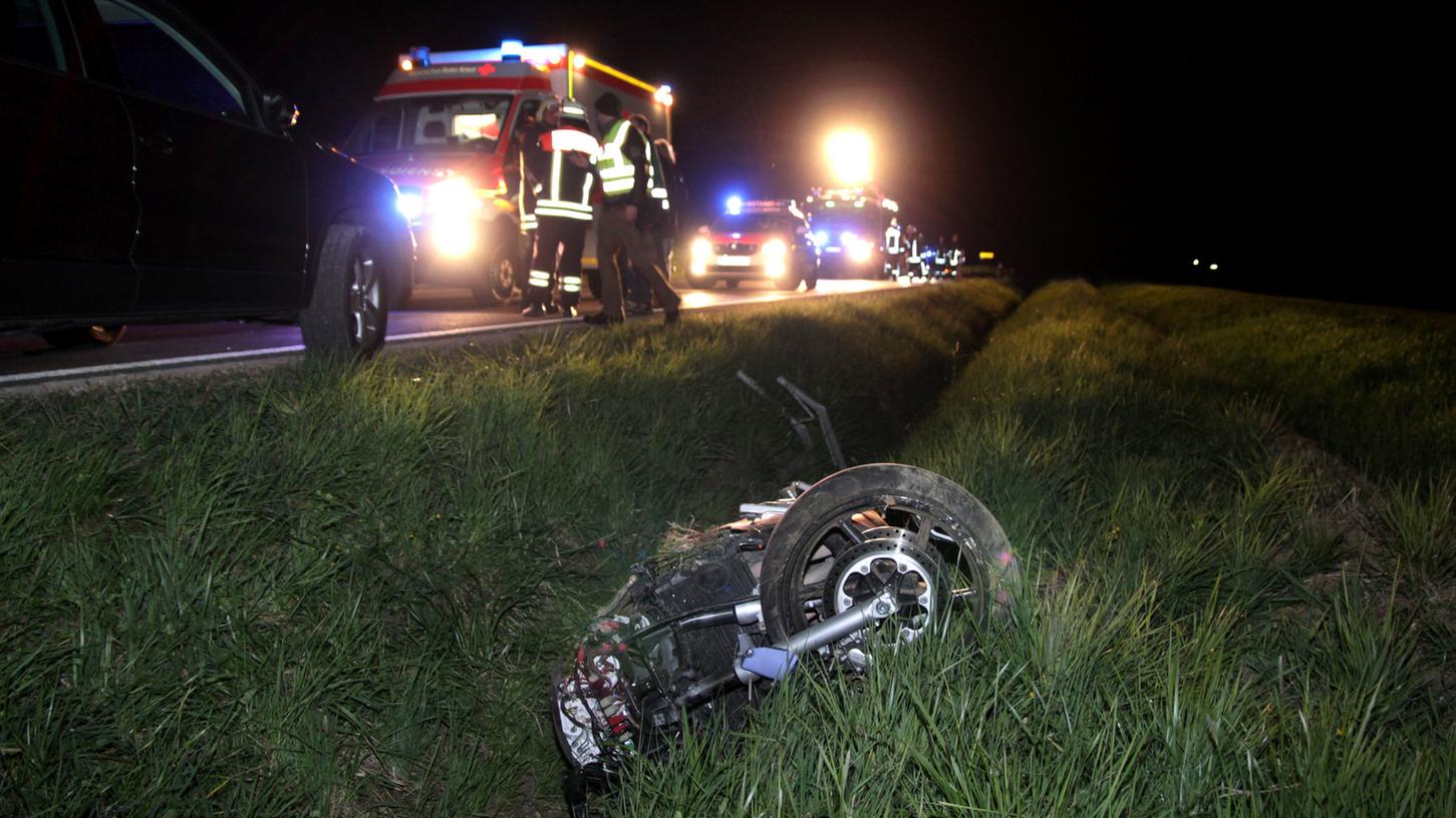Vier Motorradfahrer sind am Freitagabend innerhalb weniger Stunden in Franken gestürzt, ein 17-Jähriger überlebte den Unfall nicht.