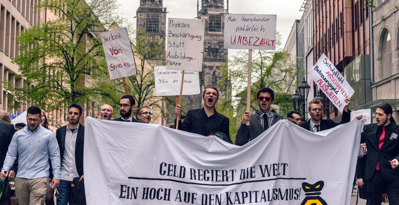 Mit einer Satire-Demo zogen Nürnberger Jugendorganisationen am Samstag durch die Innenstadt.
