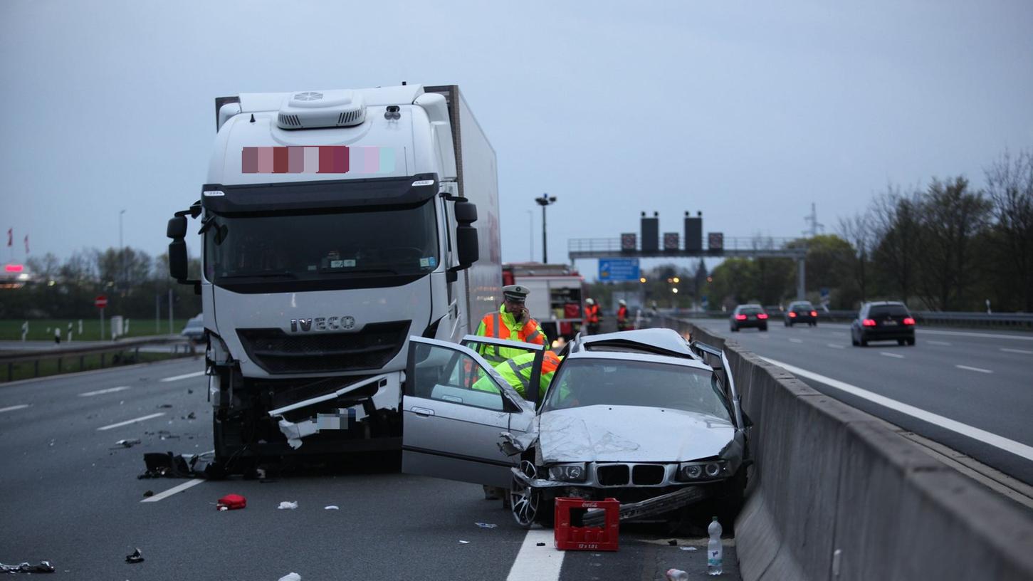 Eine 20-Jährige hat sich am Samstagabend bei einem schweren Unfall auf der A9 bei Bayreuth lebensgefährliche Verletzungen zugezogen.