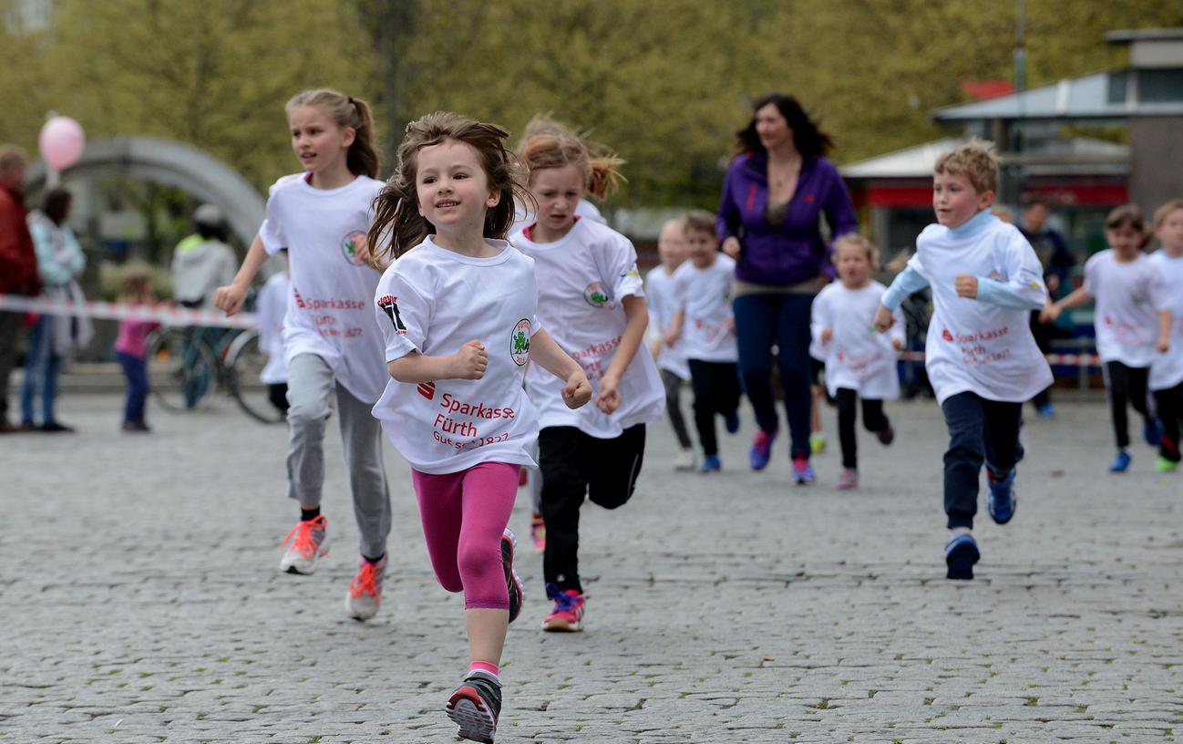 Früh übt sich! Die zahlreichen Teilnehmer der Kinderläufe beim Fürthlauf schnuppern schon jetzt Marathon-Luft.