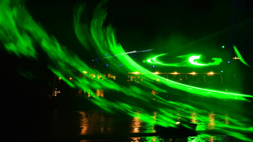 Licht und Klang, Farben und formen: Die Lasershow von Bord der "MS Brombachsee" wurde an vier Seeorten gezeigt.