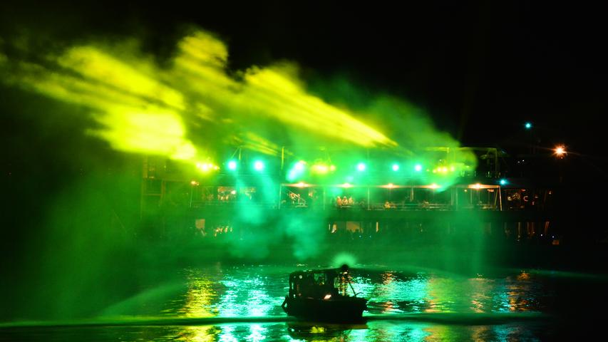 Licht und Klang, Farben und Formen: Die Lasershow von Bord der "MS Brombachsee" wurde an vier Seeorten gezeigt.