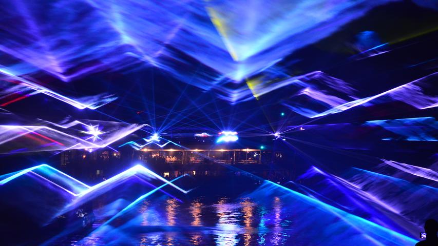 Licht und Klang, Farben und formen: Die Lasershow von Bord der "MS Brombachsee" wurde an vier Seeorten gezeigt.
