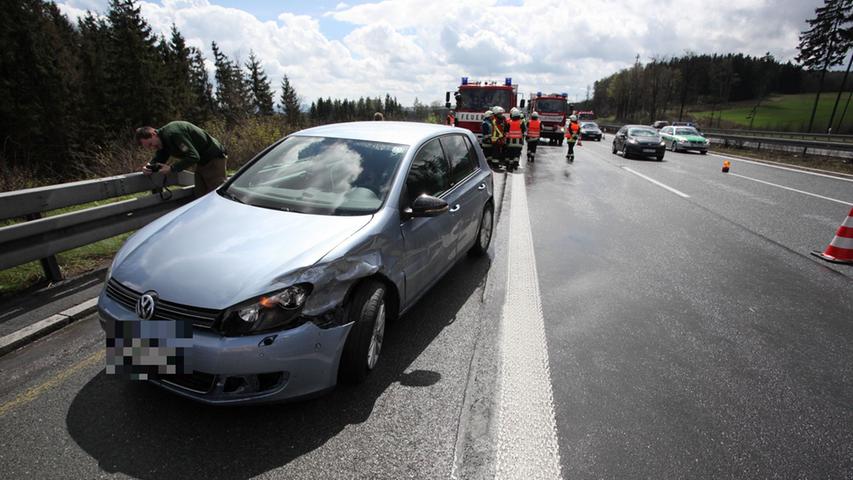 Unfall auf A9: VW Golf landet unter Mittelschutzplanke 