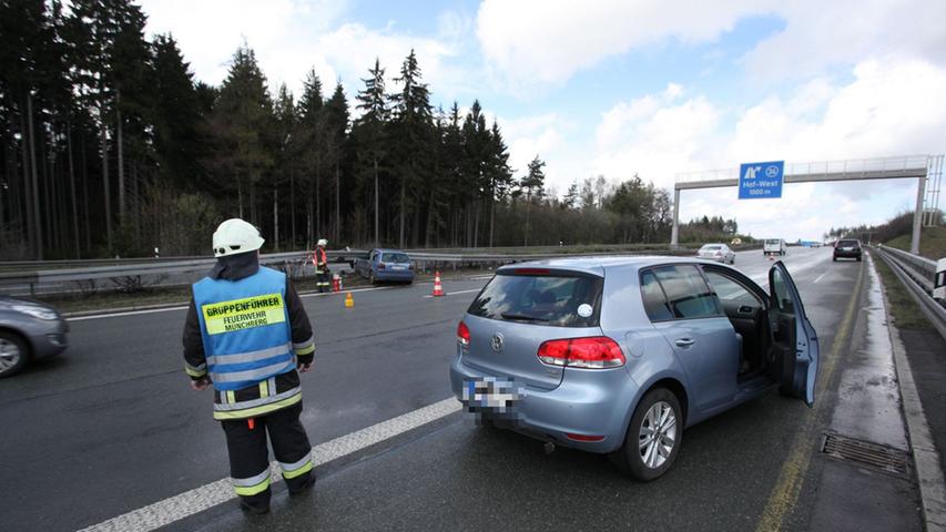 Unfall auf A9: VW Golf landet unter Mittelschutzplanke 