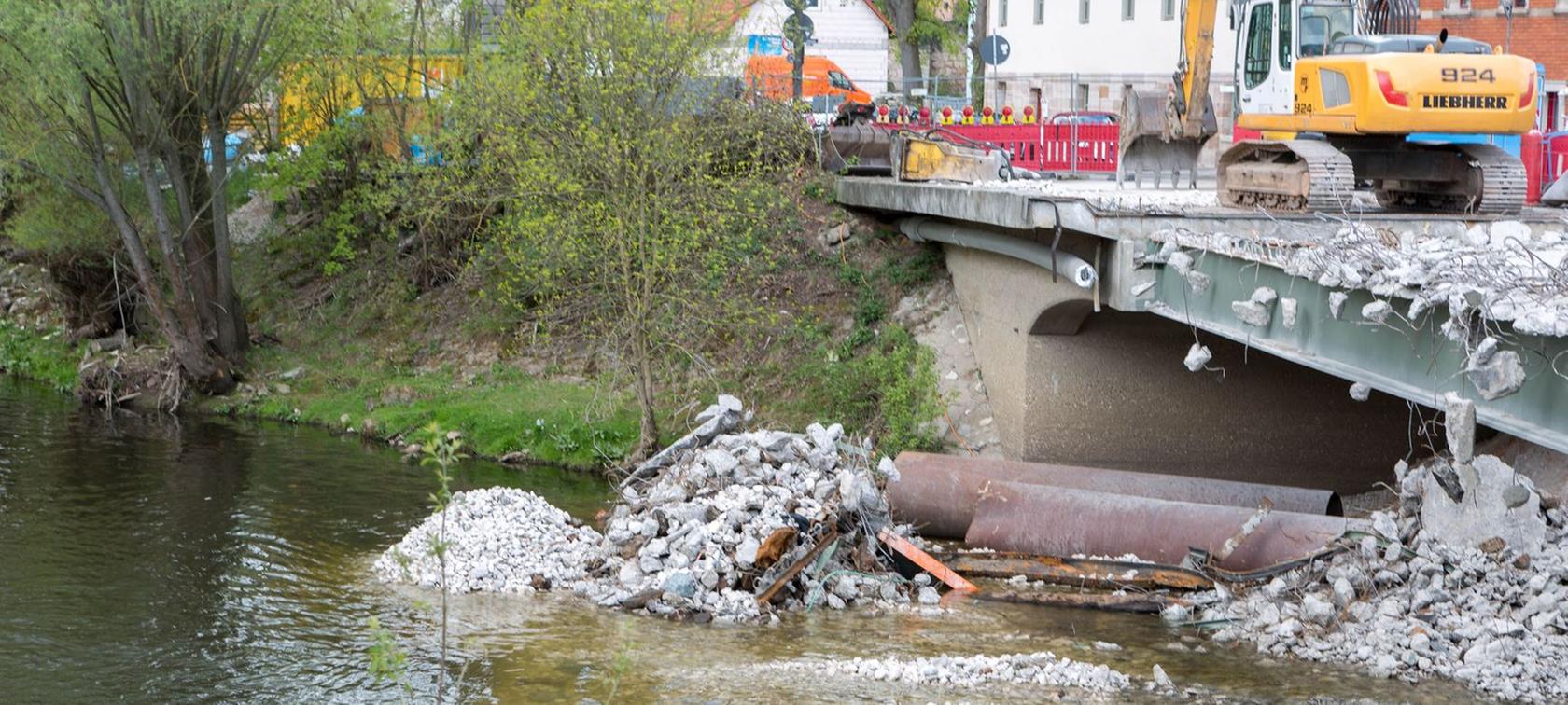 Abbrucharbeiten der alten Regnitzbrücke in Fürth starten