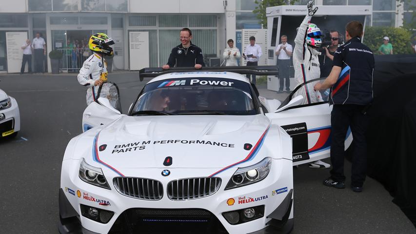 ... dann steigen Timo Glock vom BMW-Team MTEK, links, und Teamkollege Bruno Spengler aus dem Fahrzeug.
