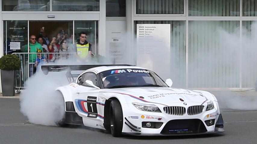 Show für die Zuschauer: Der Fahrer des BMW Z4 GT3 gibt ordentlich Gas...