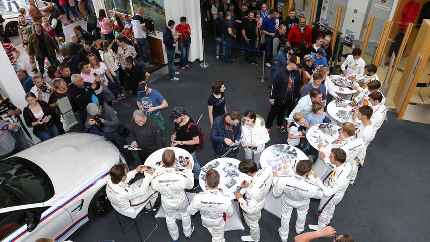 Autogrammstunde  in der BMW-Niederlassung in Nürnberg: Die Stars der DTM-Welt sind am Sonntag nach Nürnberg gekommen, um das Programm 2015 zu präsentieren.