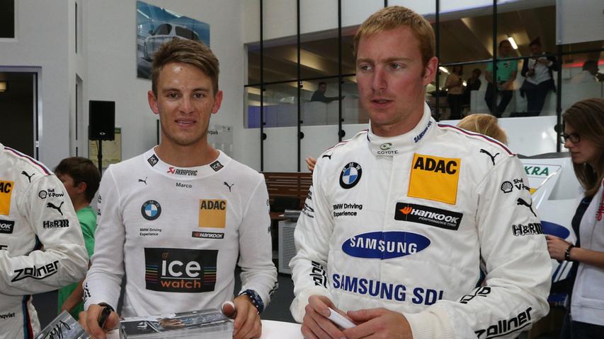 Lokalmatador Marco Wittmann aus Fürth (BMW-Team RMG, links) und Maxime Martin (BMW-Team RMG, rechts) bei der Autogrammstunde.