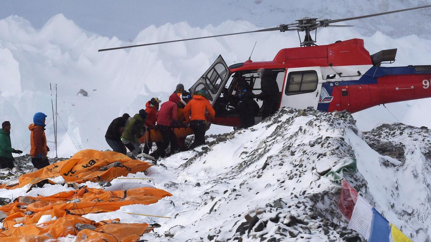 Die Erdstöße lösten am Mount Everest Lawinen aus, die ein Basislager für Bergsteiger verwüsteten und zahlreiche Menschenleben forderten.