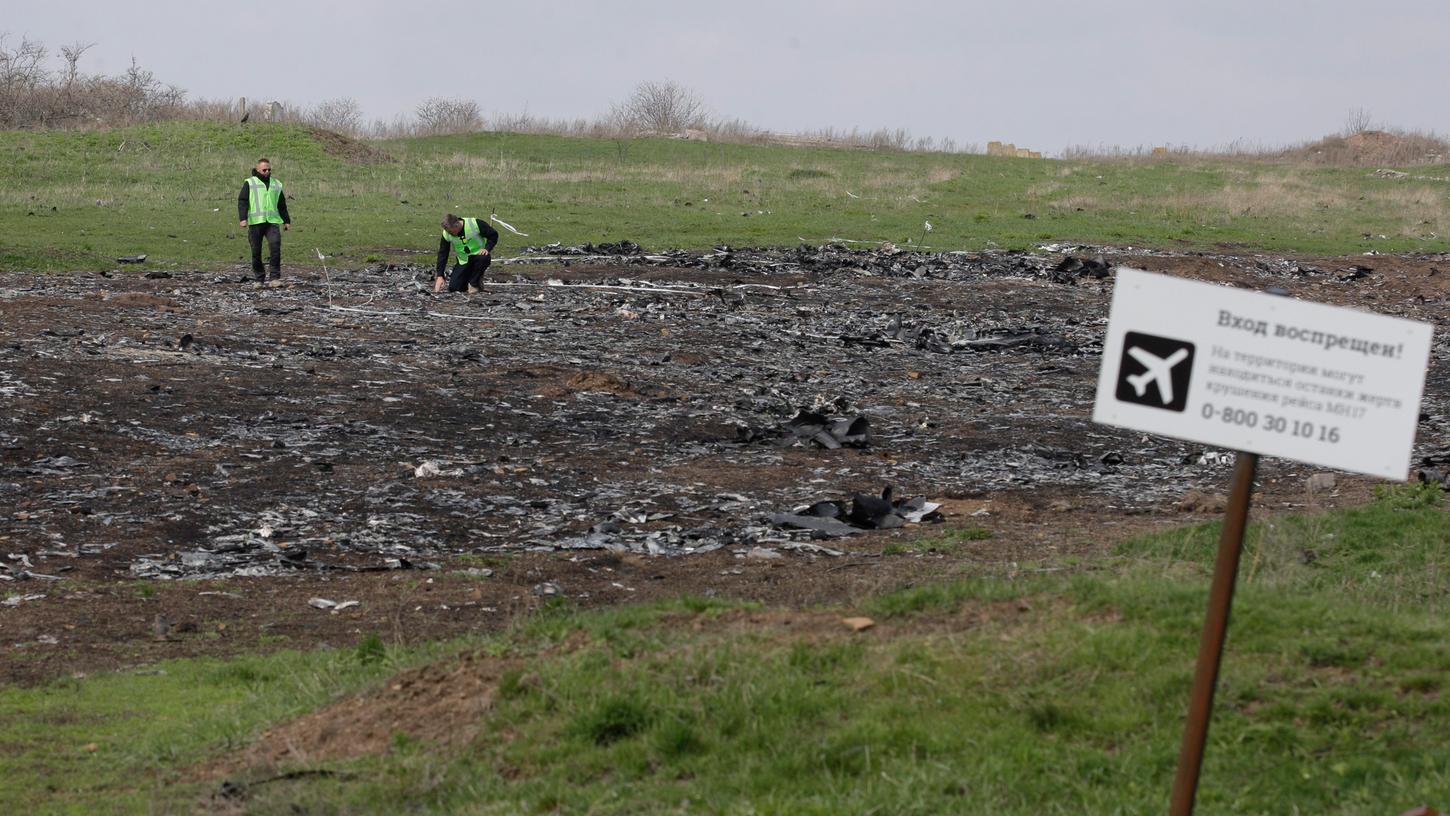 Ein Schild weist auf die Absturzstelle von MH17 in der Ostukraine hin.