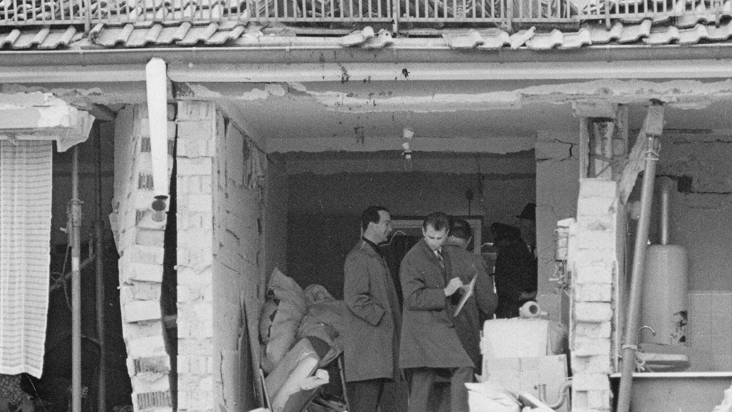 Männer stehen in einer durch eine Gasexplosion zerstörten Wohnung. Männer stehen in einer durch eine Gasexplosion zerstörten Wohnung.