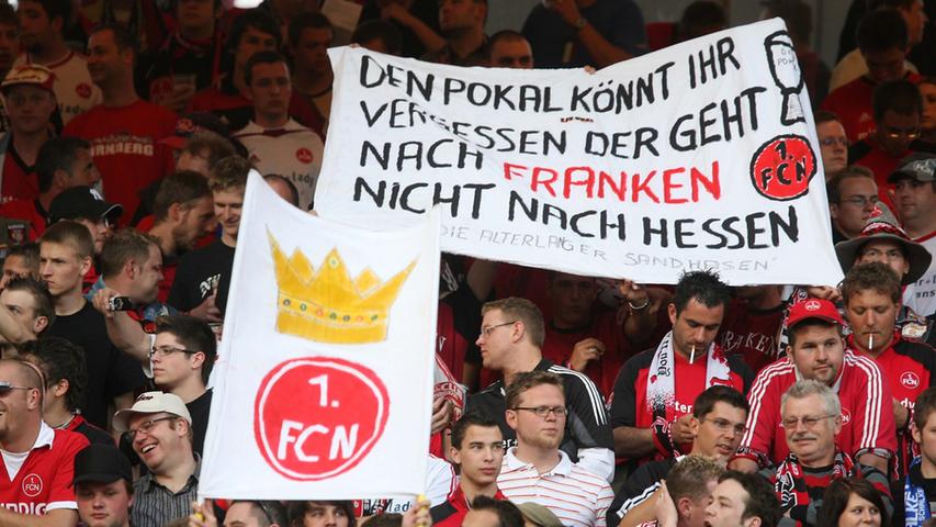 "Den Pokal könnt ihr vergessen, der geht nach Franken nicht nach Hessen", heißt es auf einem Plakat von Club-Fans.
