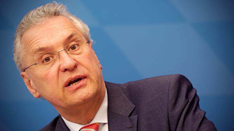 Der bayerische Innenminister Joachim Herrmann (Archivbild) hat das umstrittene Vorgehen Bayerns in der Flüchtlingspolitik verteidigt.