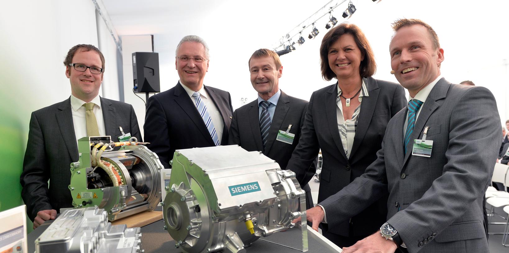 Freuen sich über den neuen Siemens Standort eCar Powertrain Systems (v. li.): OB Florian Janik, Innenminister Joachim Herrmann, Siemens Vorstand Klaus Helmrich, Wirtschaftsministerin Ilse Aigner und Jörg Grotendorst (CEO eCar).